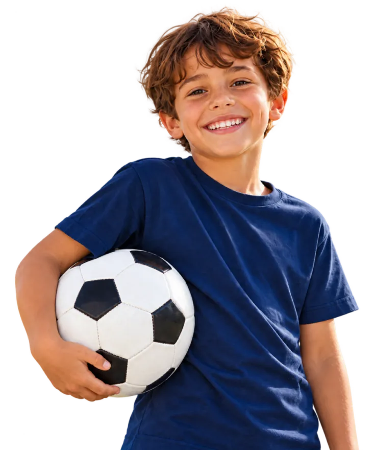 Ragazzino sorridente con il pallone under the calcio